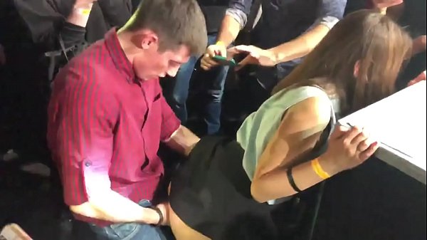 Ekte sex på en russisk nattklubb. 18 år gammel russisk jente i anus og vagina knullet på en nattklubb